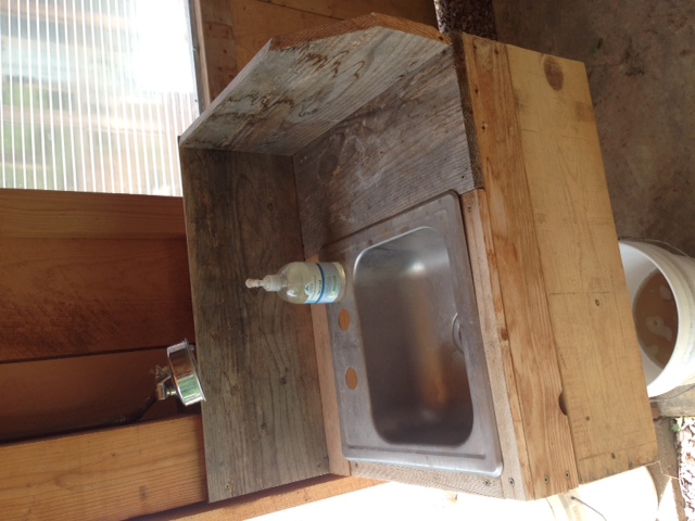 Hands-free hand washing sink